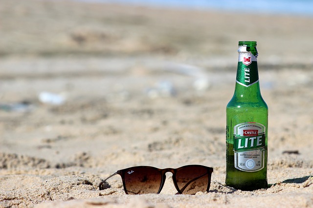 pivo a sluneční brýle.jpg