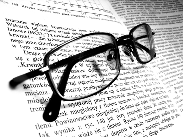 brýle položené na poznámkách