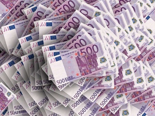 euro bankovky, hromada peněz