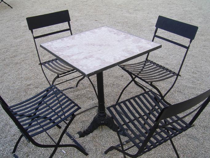 mramorový stolek